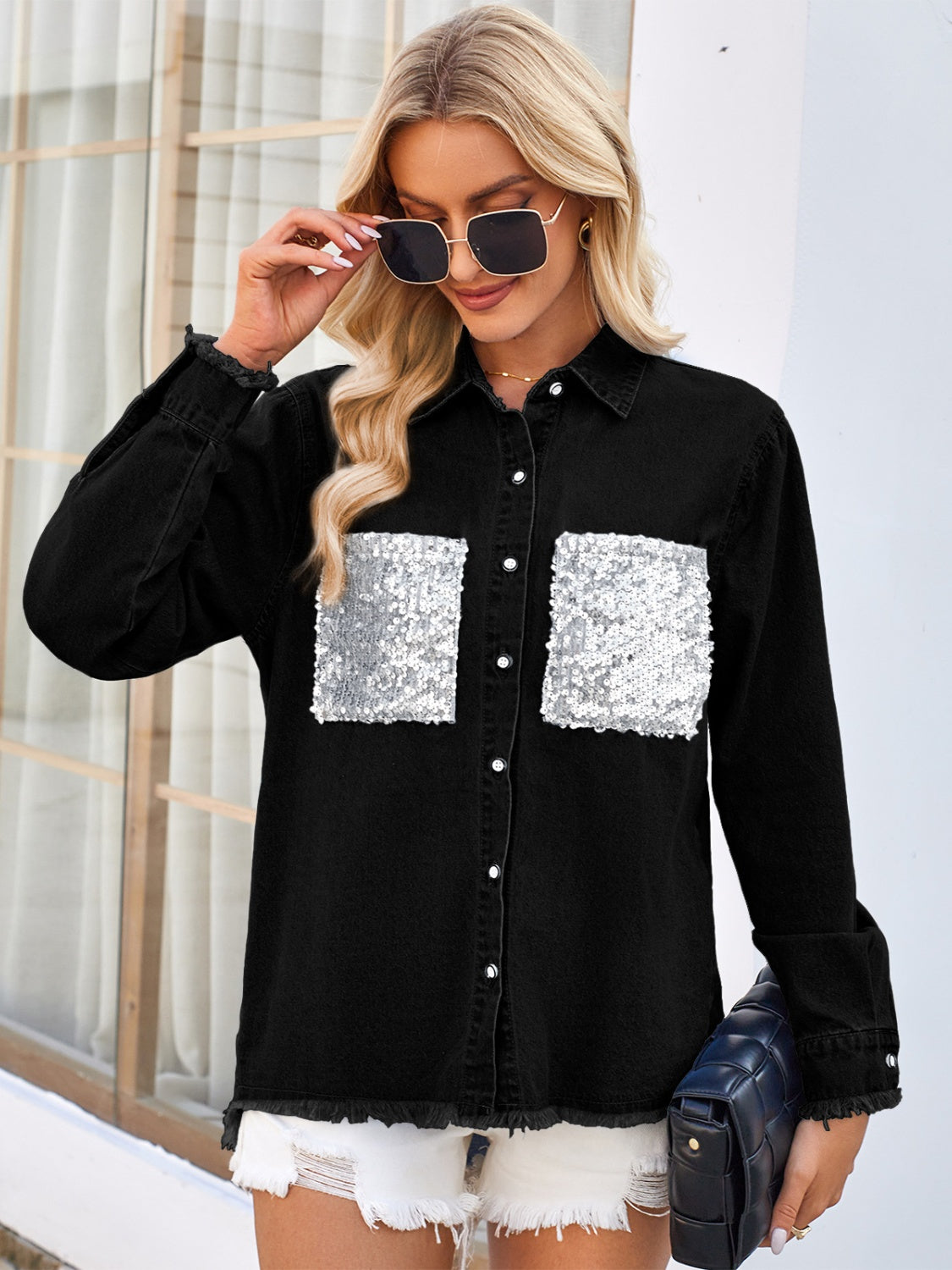 Langärmlige Jeansjacke mit Knopfleiste und ungesäumtem Saum und Paillettentaschen