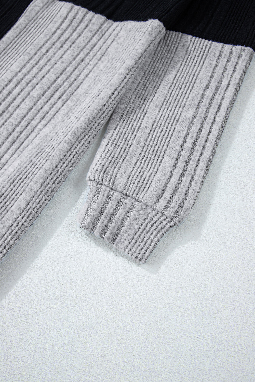 Minikleid mit Farbblockdesign und tief angesetzter Schulterpartie und langen Ärmeln