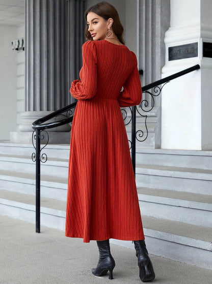 Geripptes Kleid mit Rundhalsausschnitt und langen Ärmeln