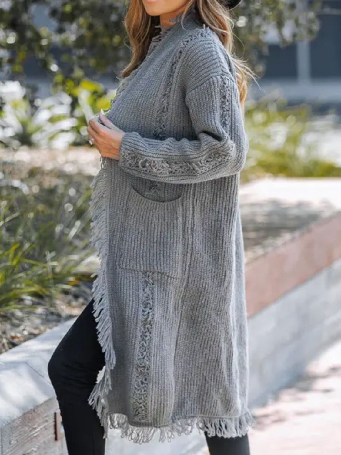 Strickjacke mit Fransen und offener Vorderseite und langen Ärmeln