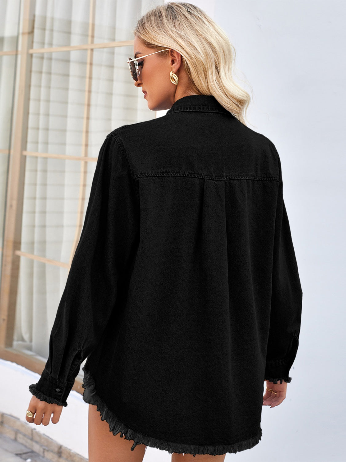 Langärmlige Jeansjacke mit Knopfleiste und ungesäumtem Saum und Paillettentaschen