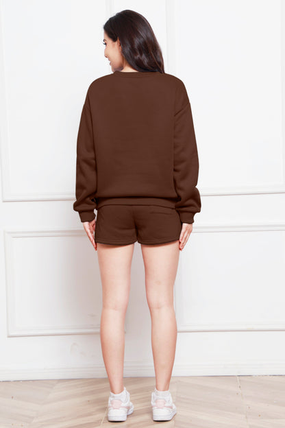 Set aus langärmligem Sweatshirt mit Rundhalsausschnitt und Shorts mit Kordelzug