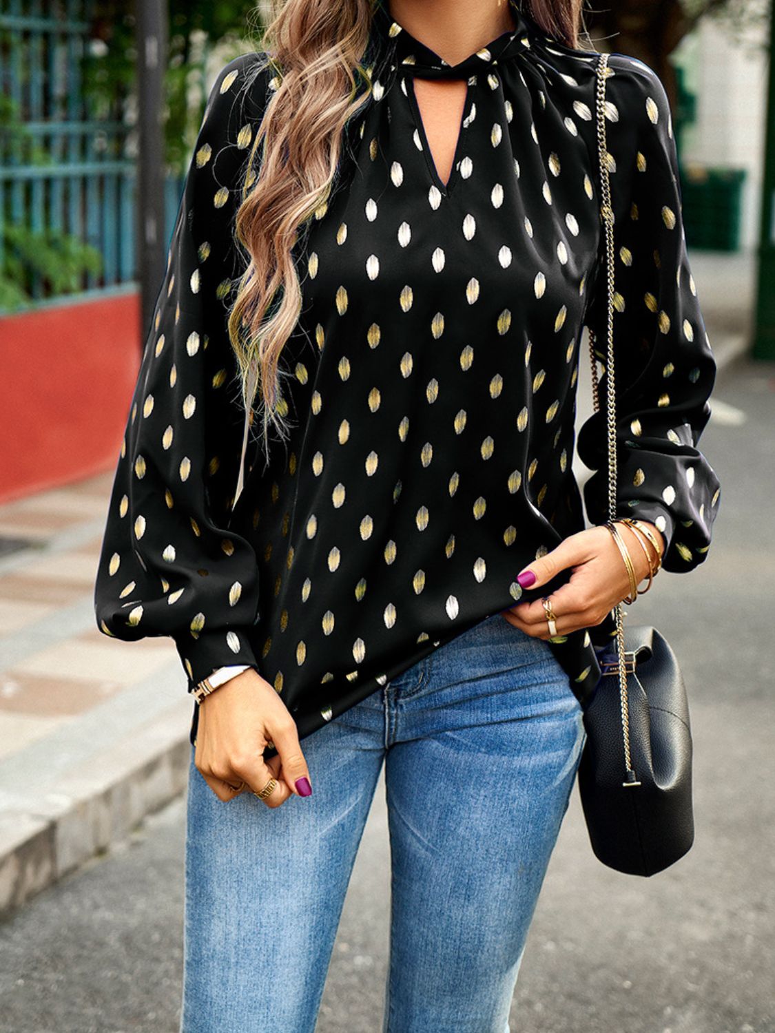 Blusa con mangas farol y escote simulado