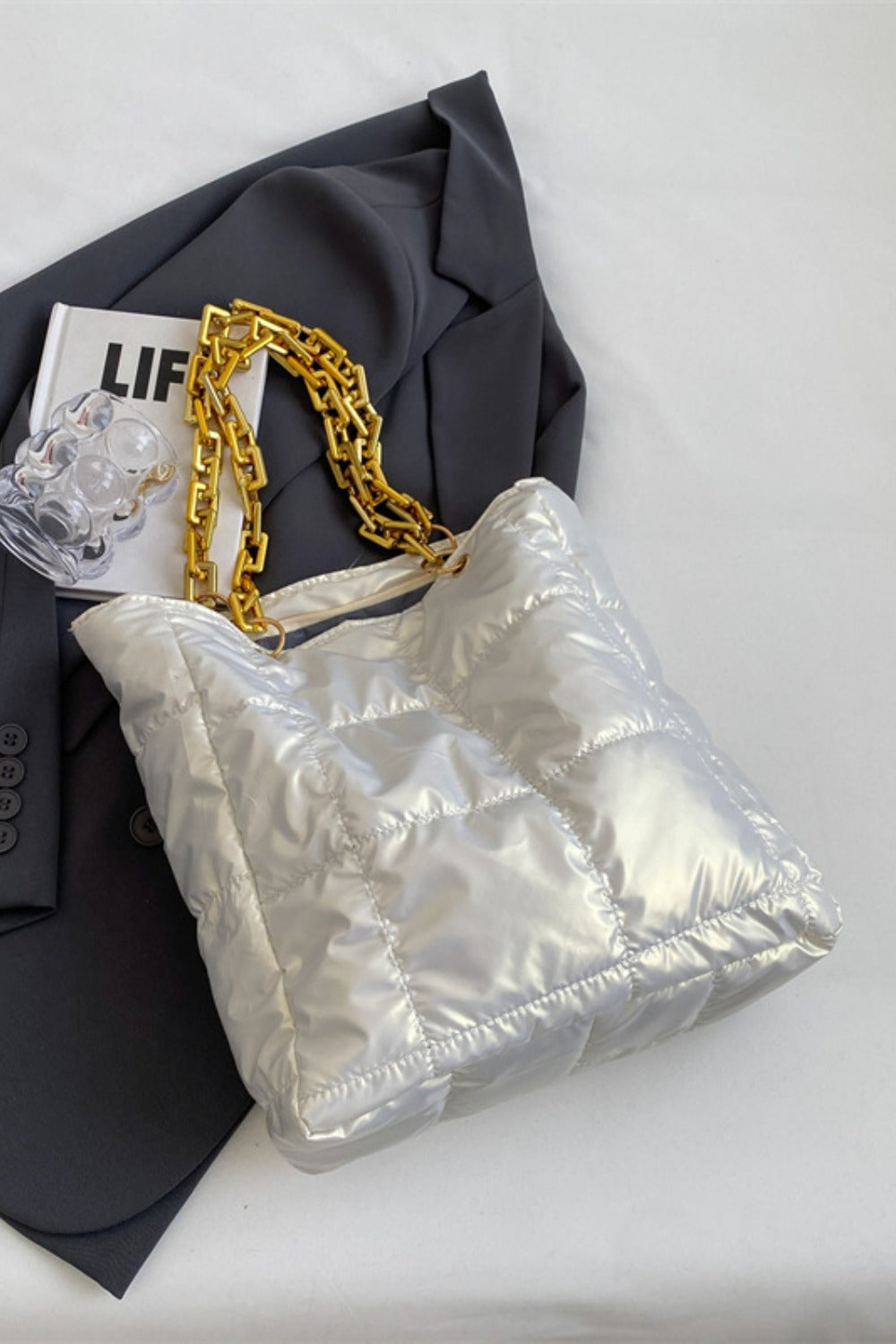 Handtasche mit Kettendetail und Blasenstruktur