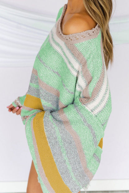 Pullover mit kontrastierenden Streifen und U-Boot-Ausschnitt sowie überschnittenen Schultern