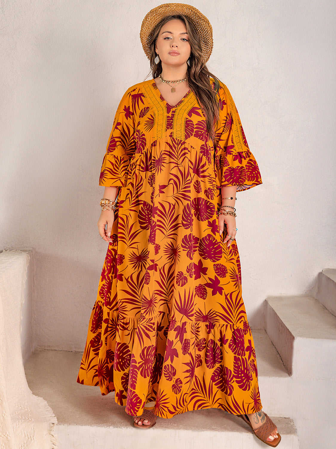 Maxikleid mit V-Ausschnitt und Spitzendetail in Übergröße