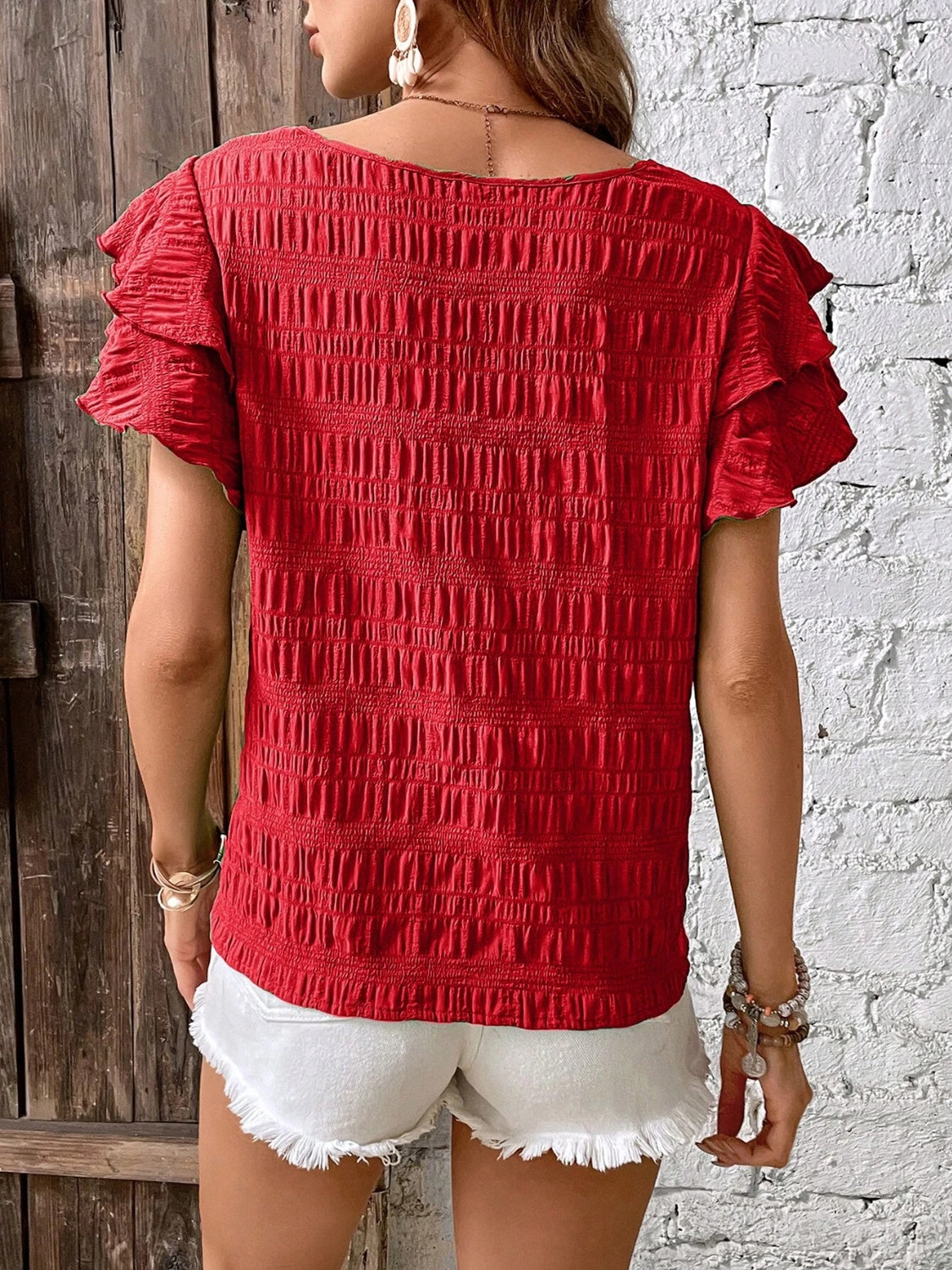 Blusa con cuello redondo y mangas con volantes