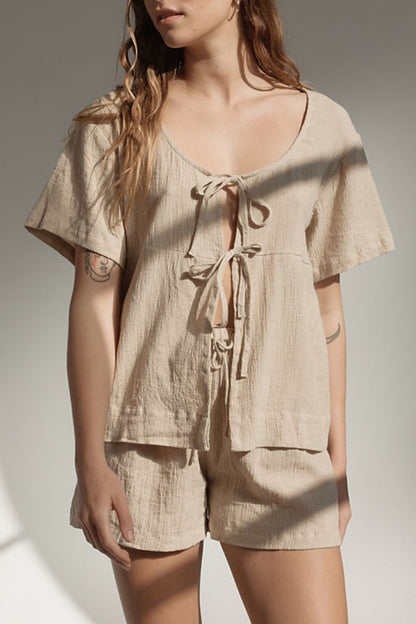 Set aus kariertem, gebundenem Kurzarm-Oberteil mit U-Ausschnitt und Shorts mit Kordelzug