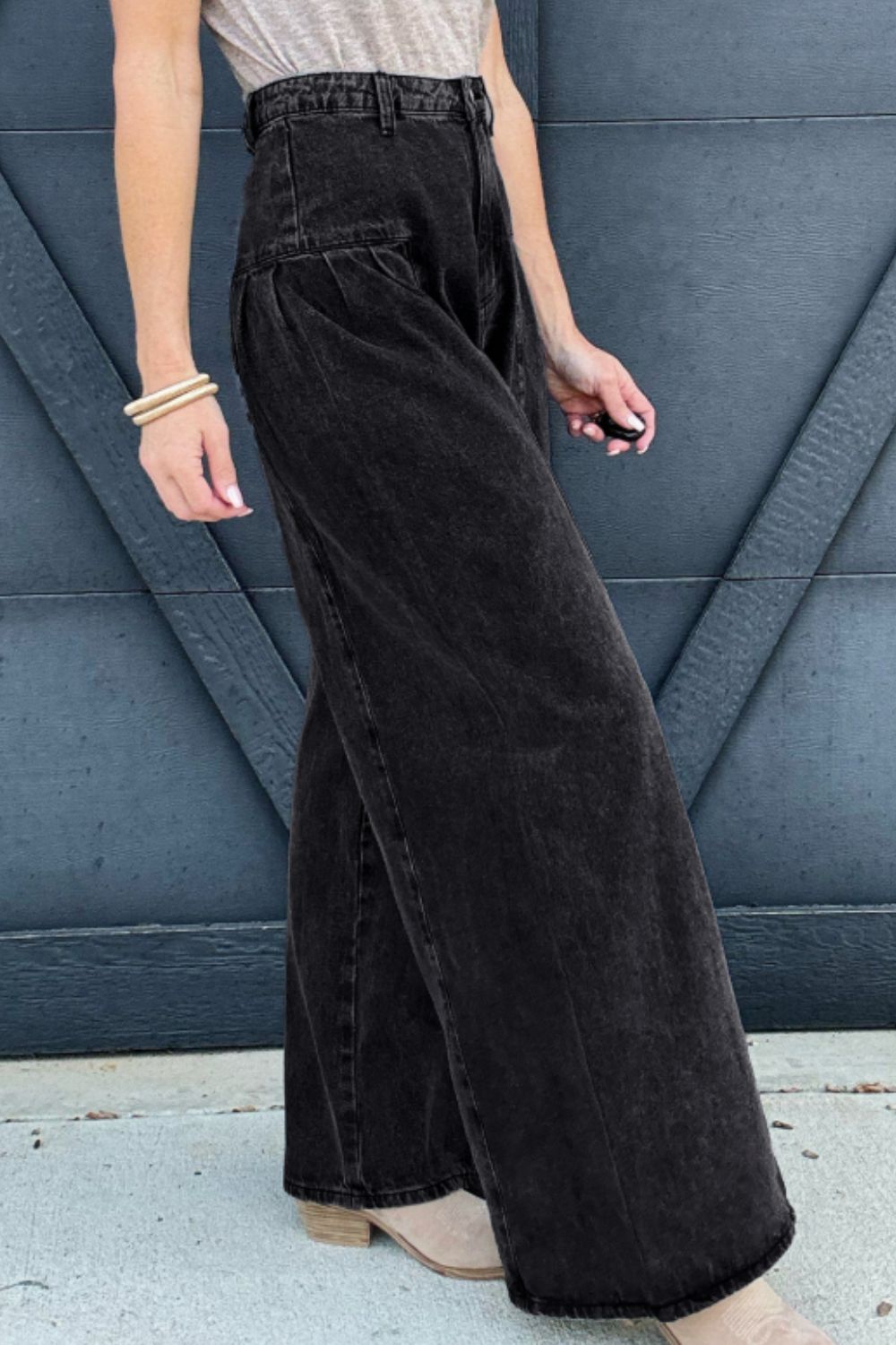 Jeans mit hohem Bund und weitem Bein und Taschen