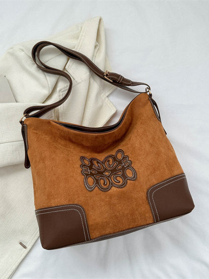Tote Bag mit Wildlederpatch und verstellbarem Riemen