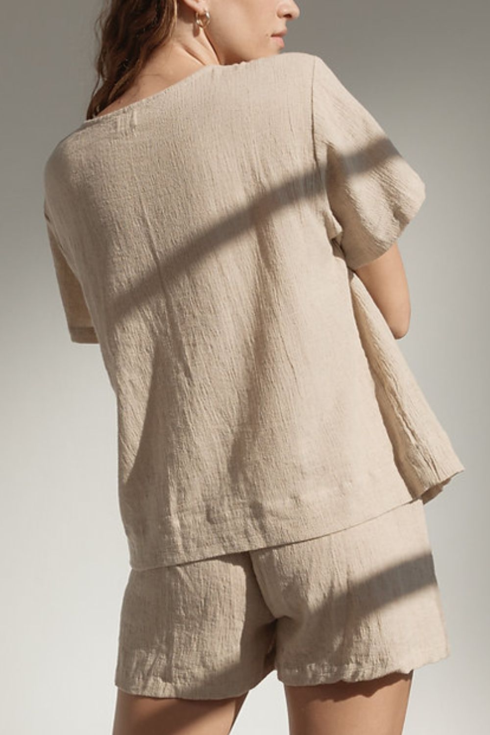 Set aus kariertem, gebundenem Kurzarm-Oberteil mit U-Ausschnitt und Shorts mit Kordelzug