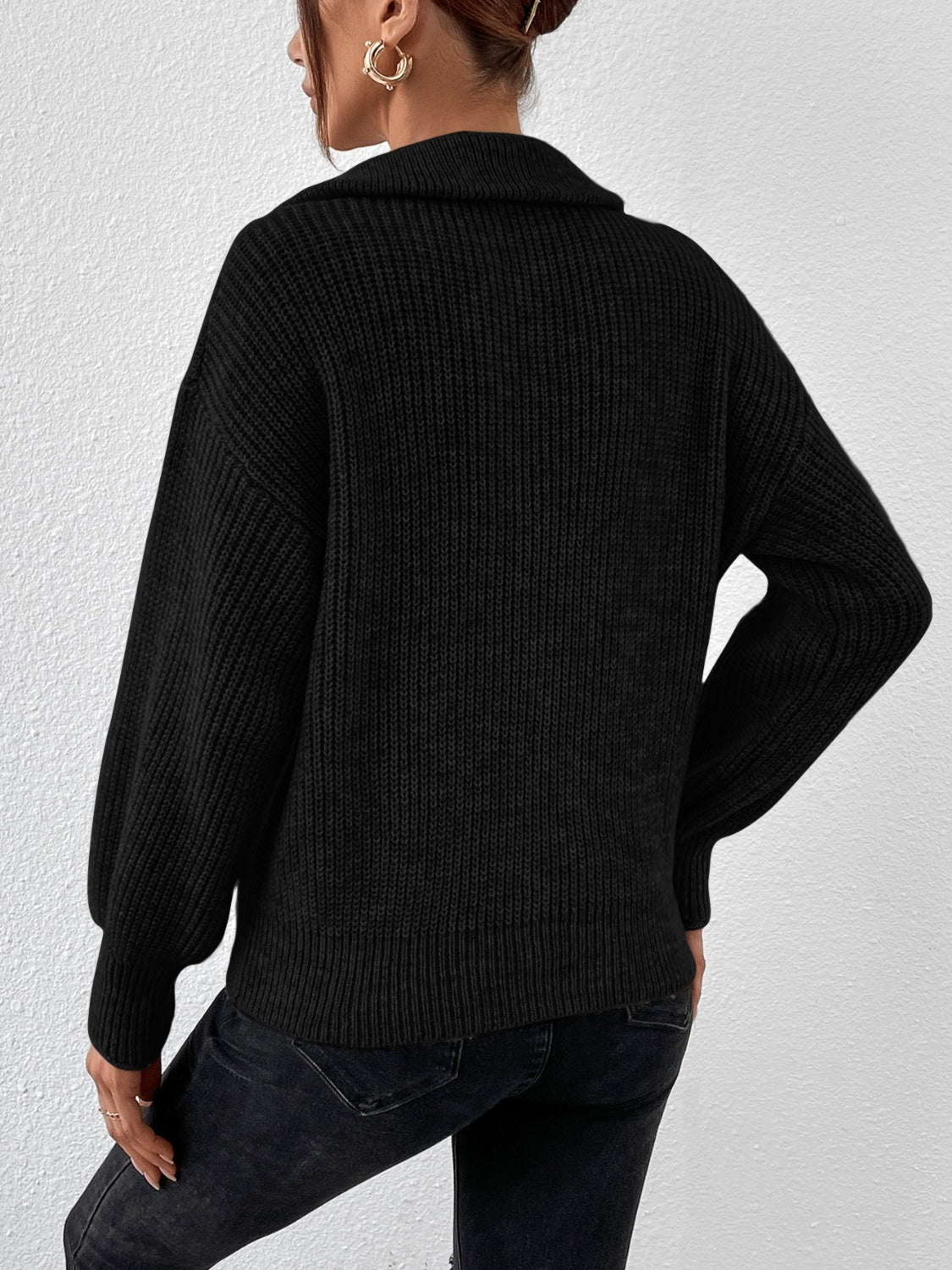 Honigfarbener Pullover mit halblangem Reißverschluss und überschnittenen Schultern