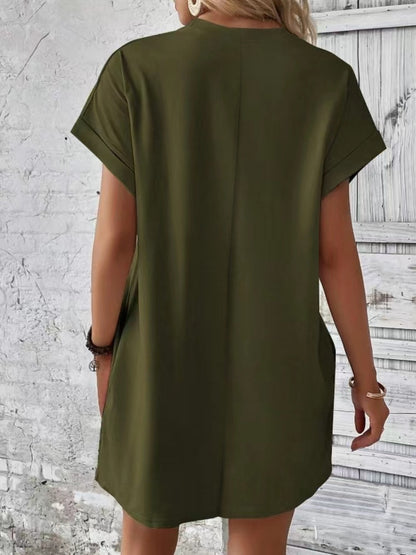 Kleid mit Rundhalsausschnitt und Taschen, kurzärmelig