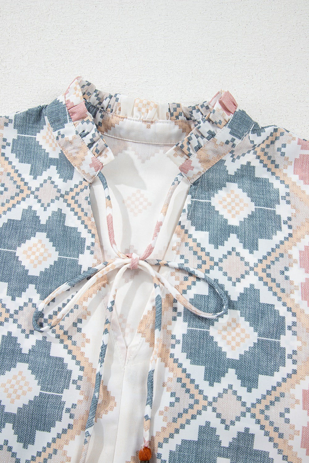 Bluse mit Ballonärmeln und Quasten zum Binden am Hals