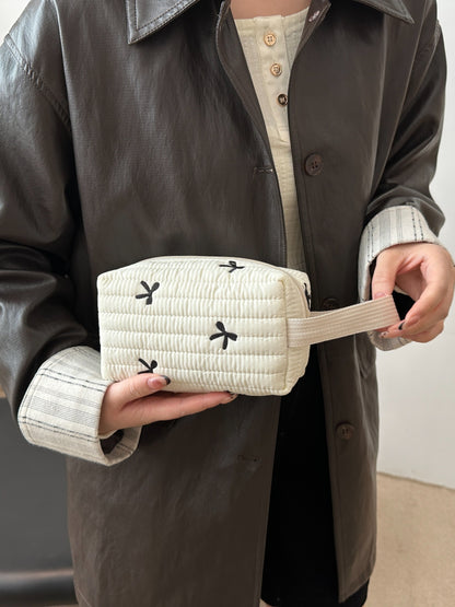 Armband mit kontrastierender Textur und Schleife