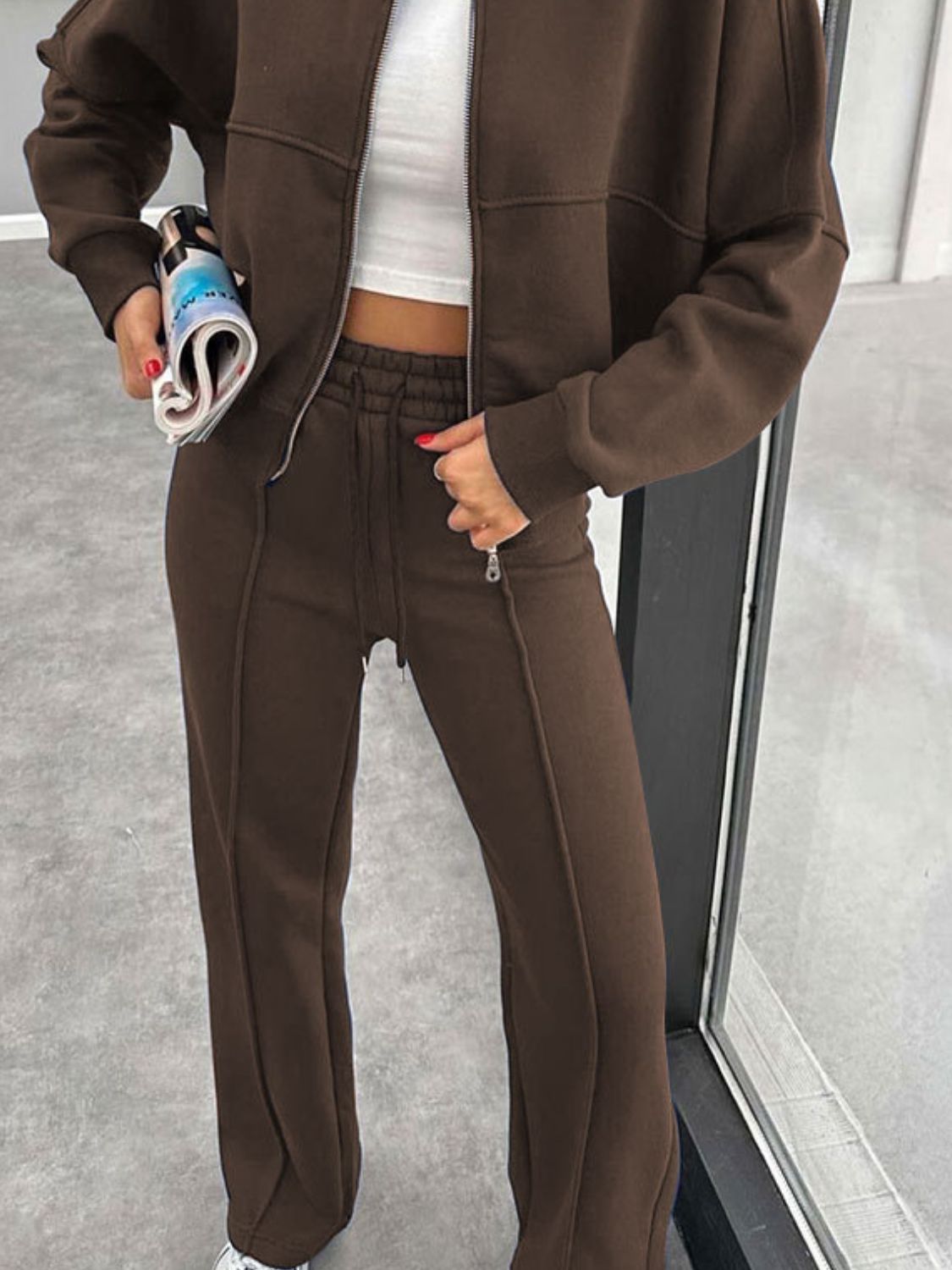 Set aus Oberbekleidung mit Baseballkragen und Reißverschluss und Hose mit Kordelzug