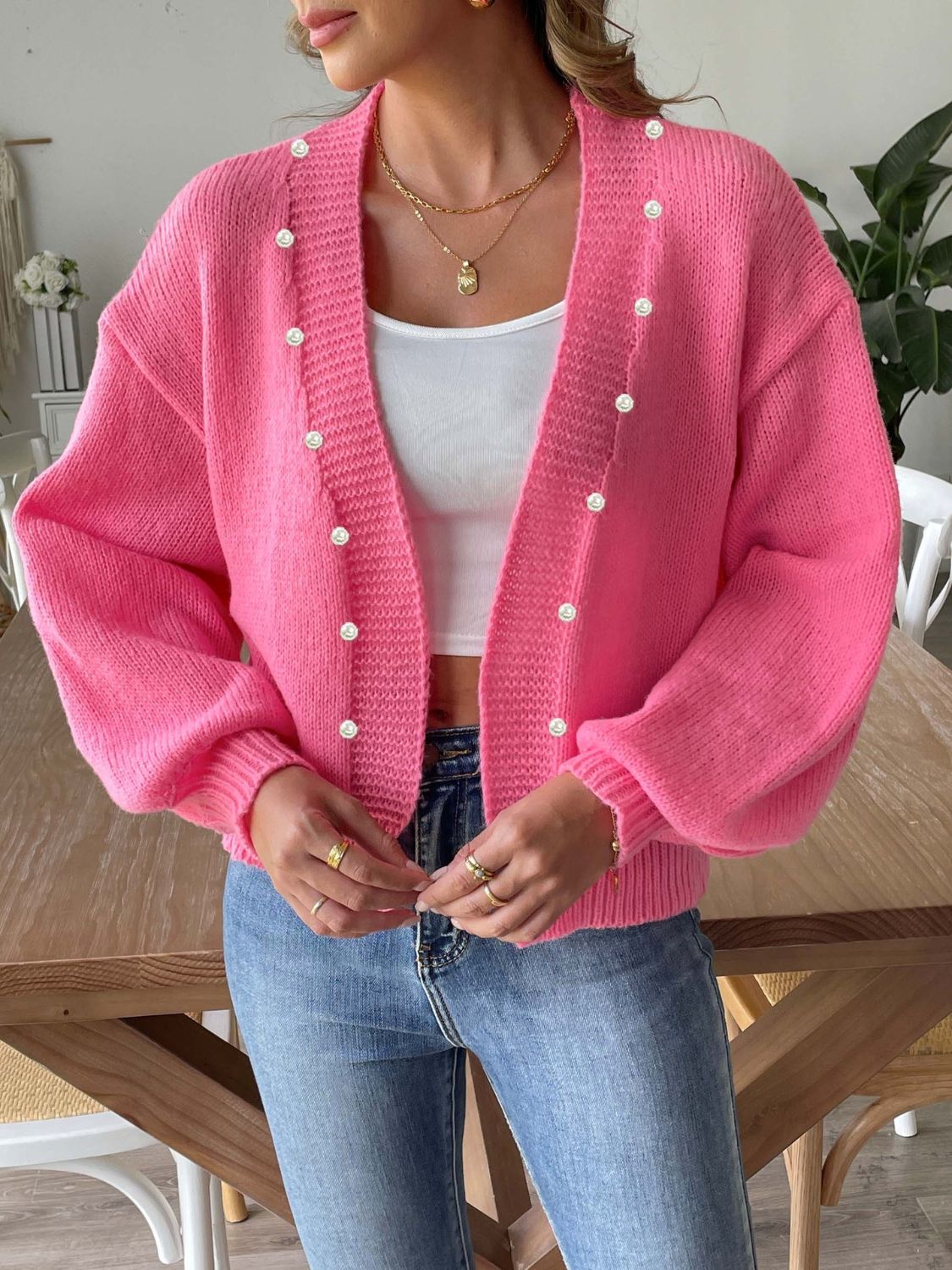 Langärmlige Strickjacke mit Perlenverzierung und offener Vorderseite