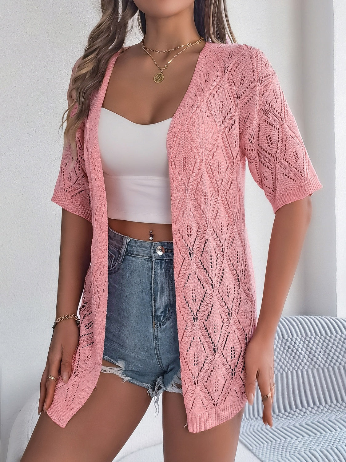 Durchbrochene Strickjacke mit halblangen Ärmeln und offener Vorderseite