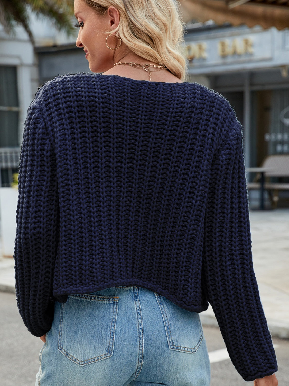 Strickjacke mit Rundhalsausschnitt und Knöpfen und Taschen