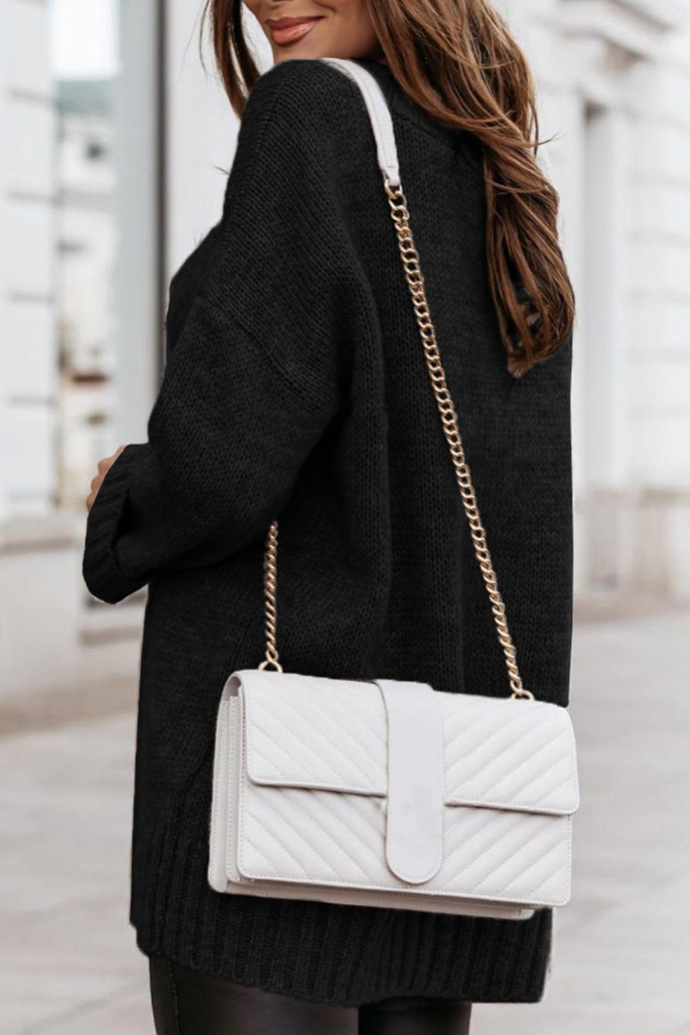 Pullover mit V-Ausschnitt und überschnittenen Schultern