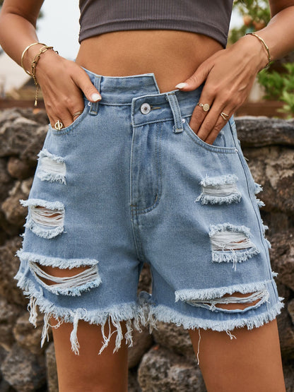 Distressed-Jeansshorts mit offenem Saum