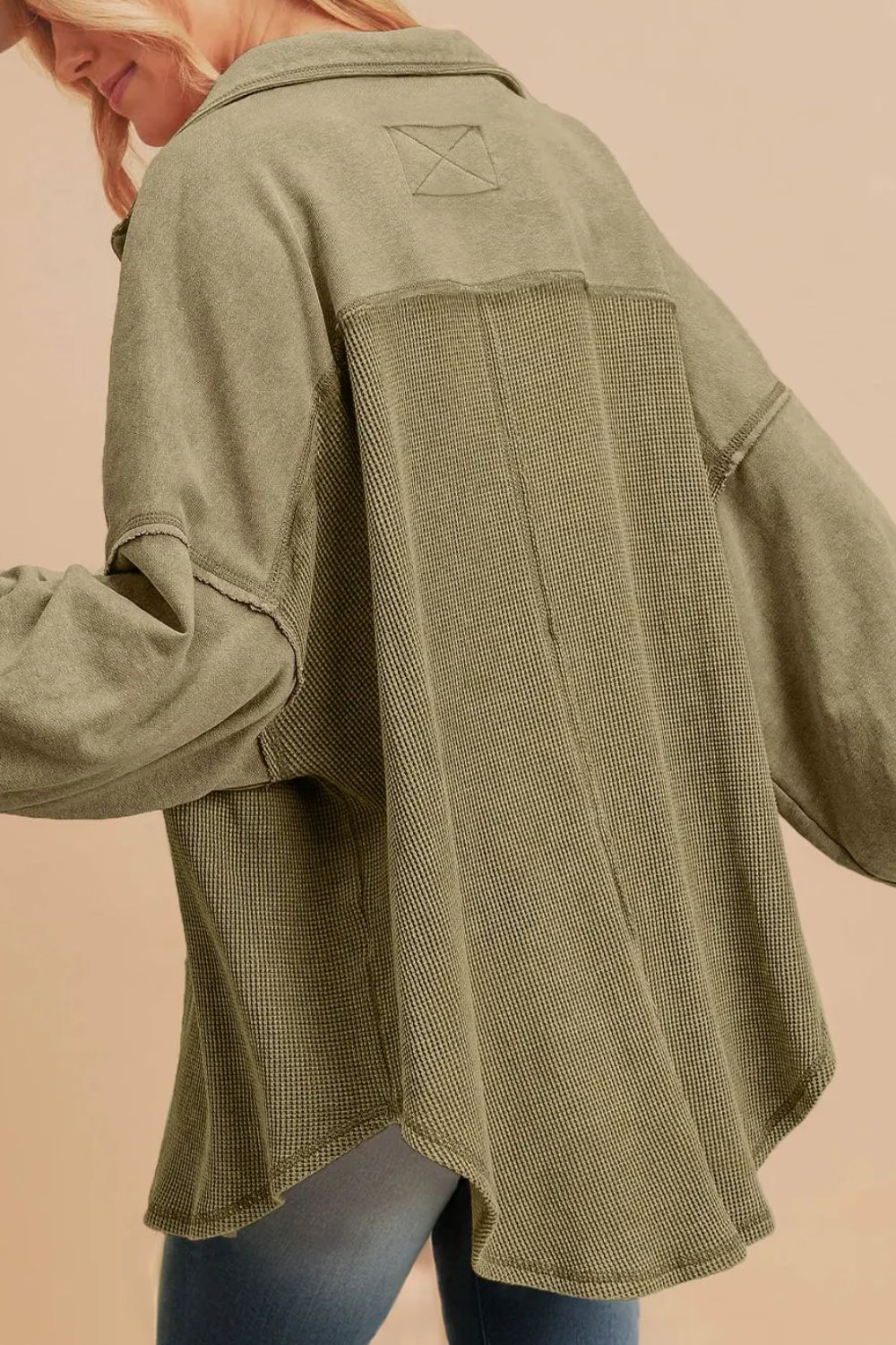 Langärmlige Shacket mit Waffelstrickkragen