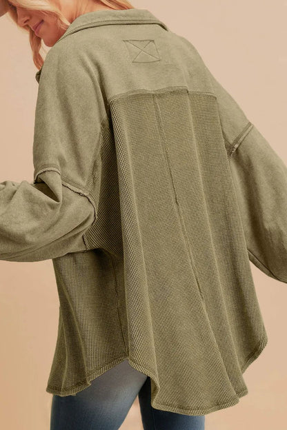 Langärmlige Shacket mit Waffelstrickkragen