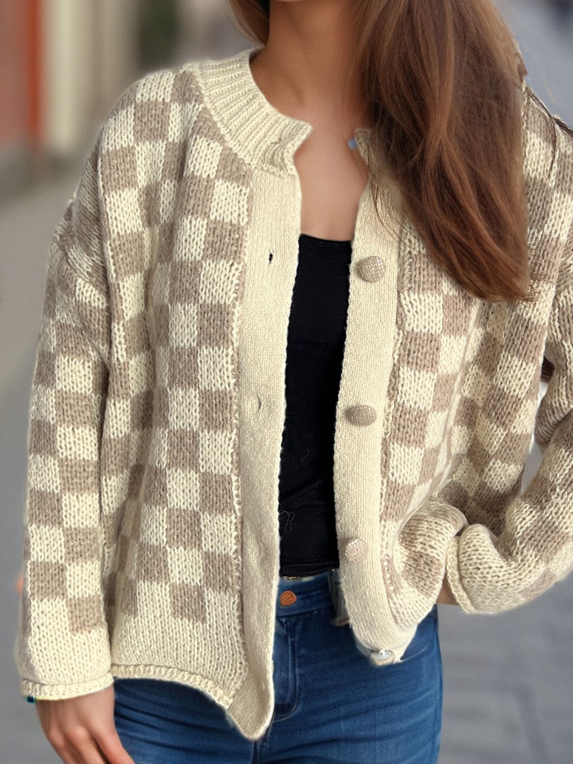 Karierte Strickjacke mit Rundhalsausschnitt und Knopfleiste