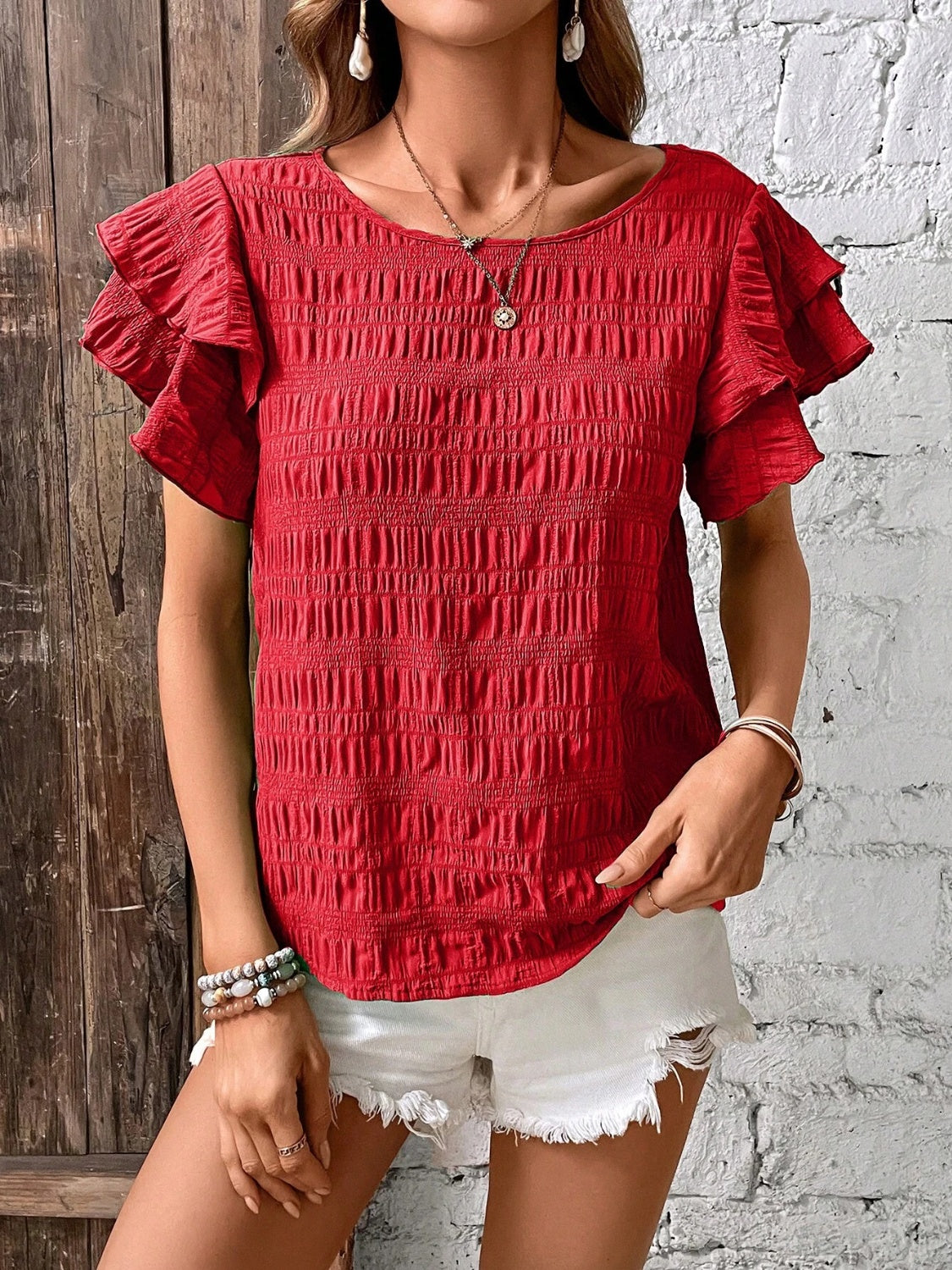 Blusa con cuello redondo y mangas con volantes