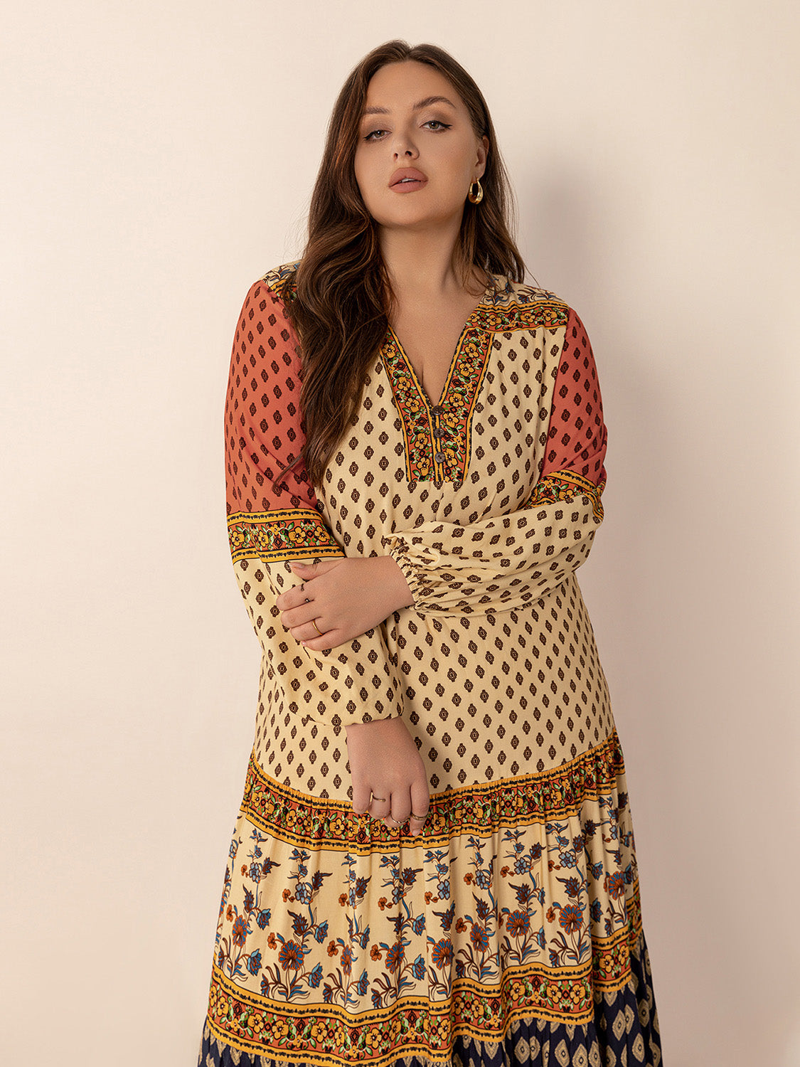 Bedrucktes Maxikleid mit V-Ausschnitt und langen Ärmeln in Übergröße