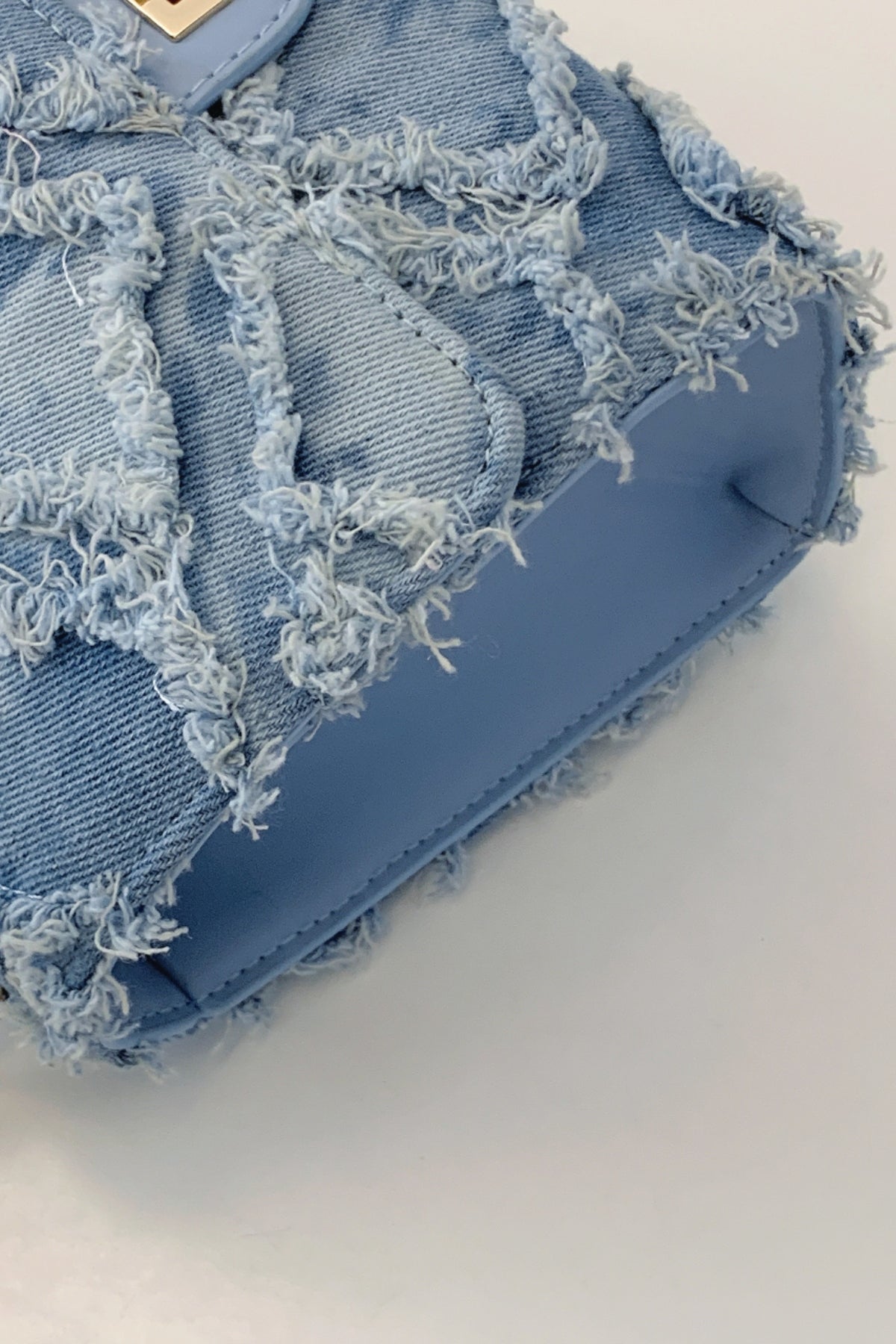 Umhängetasche aus Denim mit ungesäumtem Saum