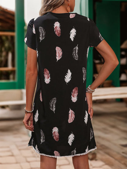 Bedrucktes, kurzärmliges Kleid mit Bindeband am Kragen