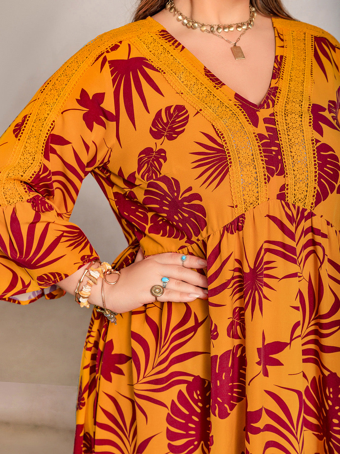 Maxikleid mit V-Ausschnitt und Spitzendetail in Übergröße