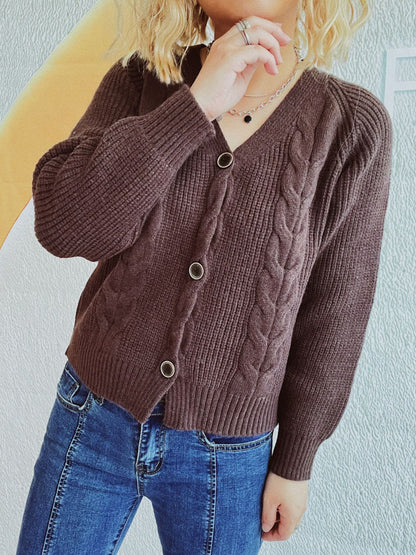 Strickjacke mit Zopfmuster und V-Ausschnitt sowie Knopfleiste und langen Ärmeln