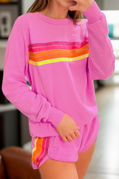 Set aus Oberteil und Shorts mit Rundhalsausschnitt und Kontraststreifen in voller Größe