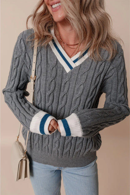Langärmliger Pullover mit V-Ausschnitt und Zopfmuster
