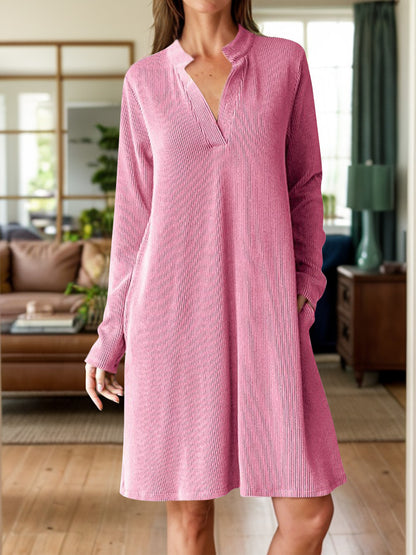 Minikleid mit langen Ärmeln und Einkerbungen und Taschen