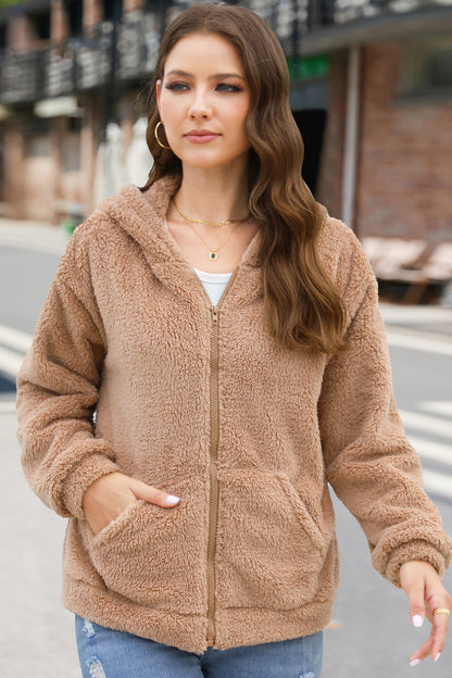 Flauschige Oberbekleidung mit Reißverschluss und langen Ärmeln und Kapuze