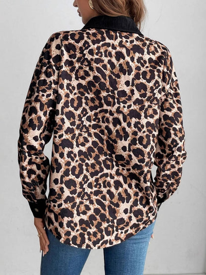 Hemdjacke mit Leopardenmuster und Kragen und Knopfleiste