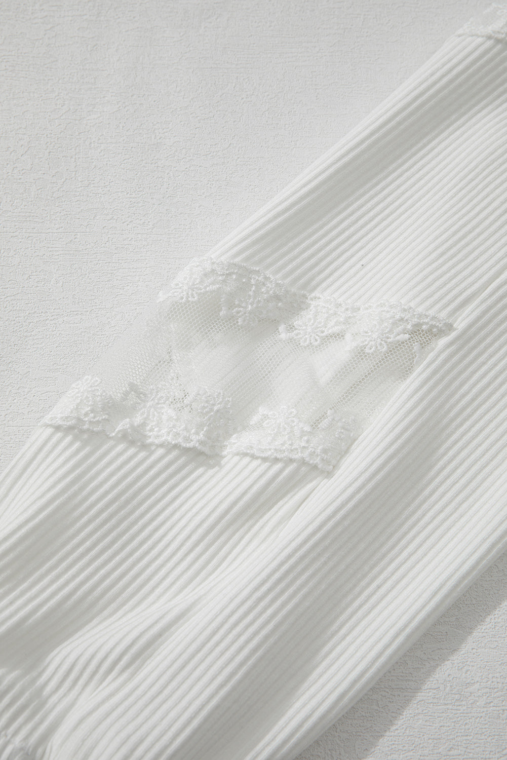 Geripptes Oberteil mit Spitzendetail und langen Ärmeln