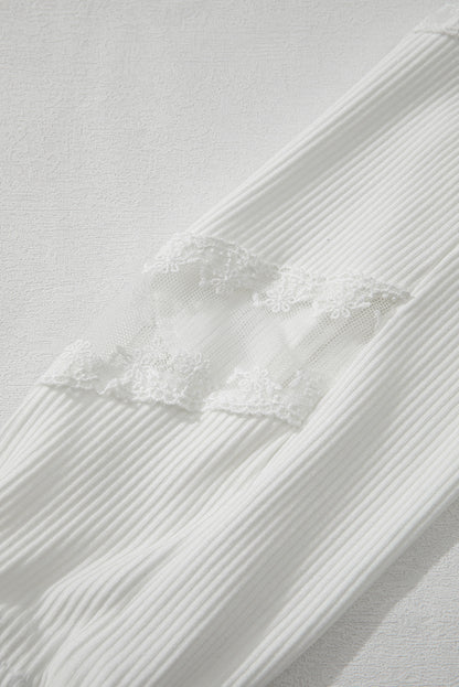 Geripptes Oberteil mit Spitzendetail und langen Ärmeln