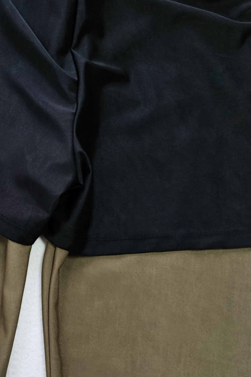 Einteiliger Badeanzug mit langen Ärmeln und Reißverschluss