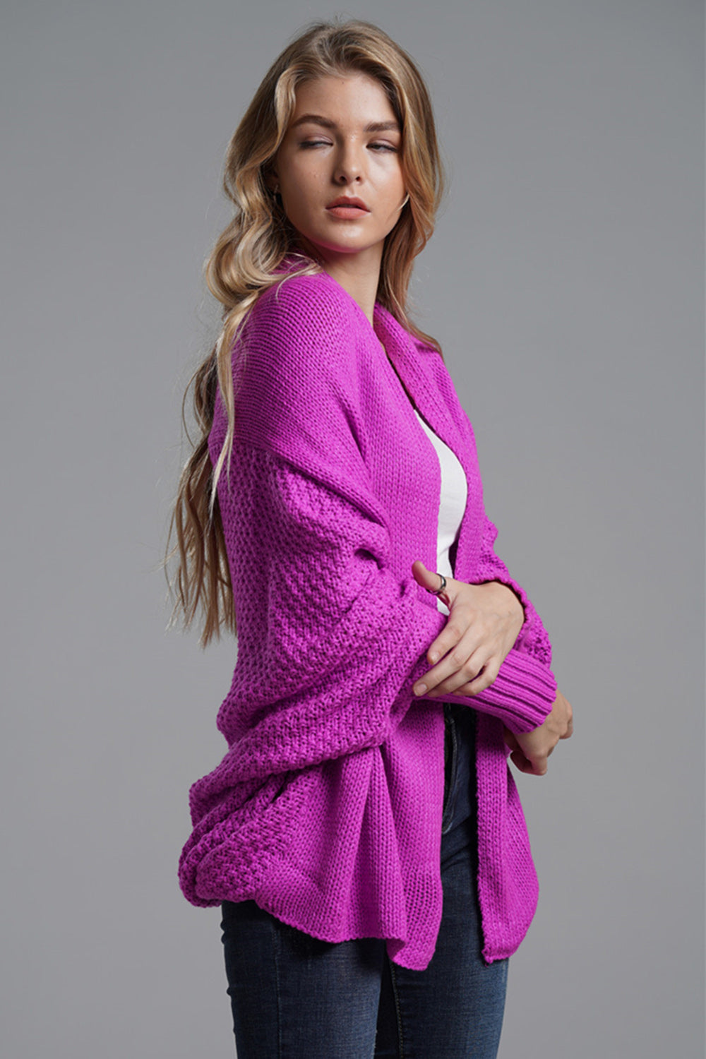 Strickjacke mit offenen Fledermausärmeln vorne