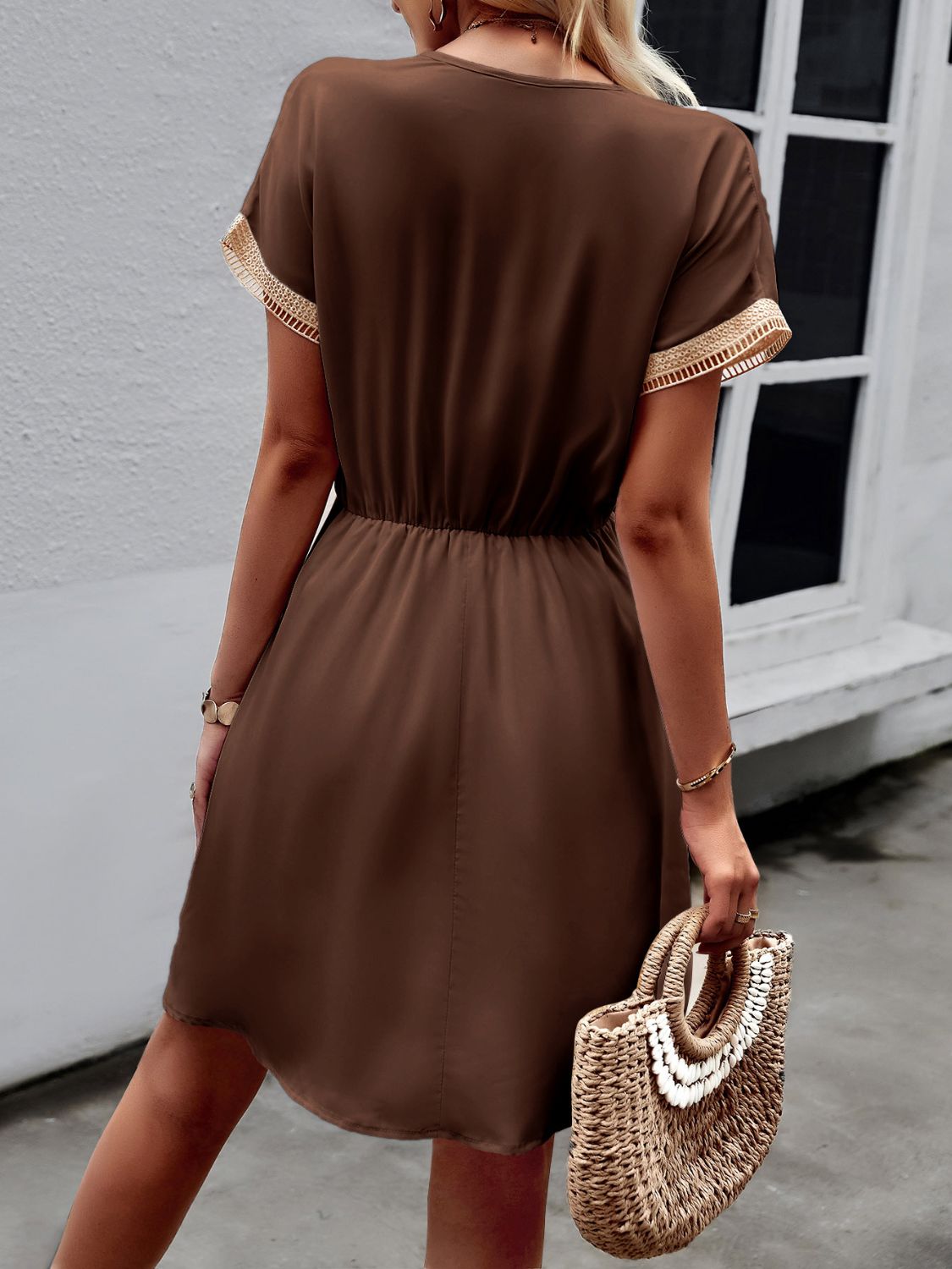 Devine – Kurzärmliges Minikleid mit V-Ausschnitt und Kontrastbesatz