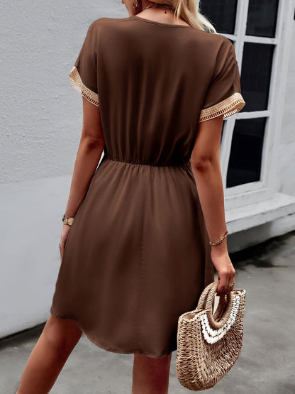 Devine – Kurzärmliges Minikleid mit V-Ausschnitt und Kontrastbesatz