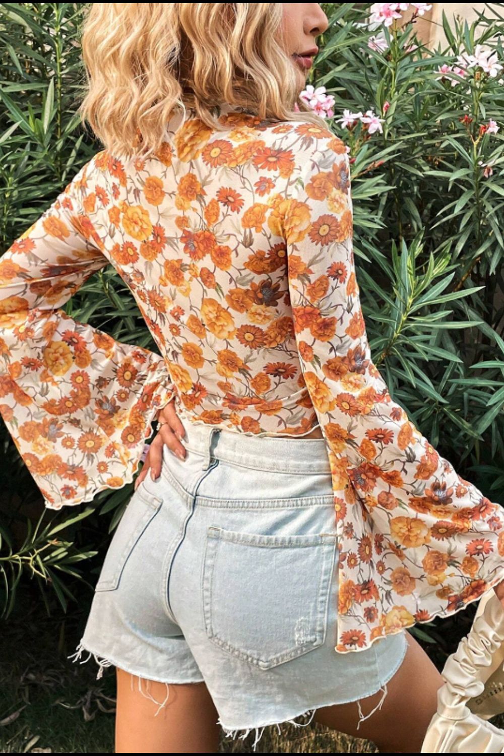 Bedrucktes Oberteil mit Stehkragen und ausgestellten Ärmeln