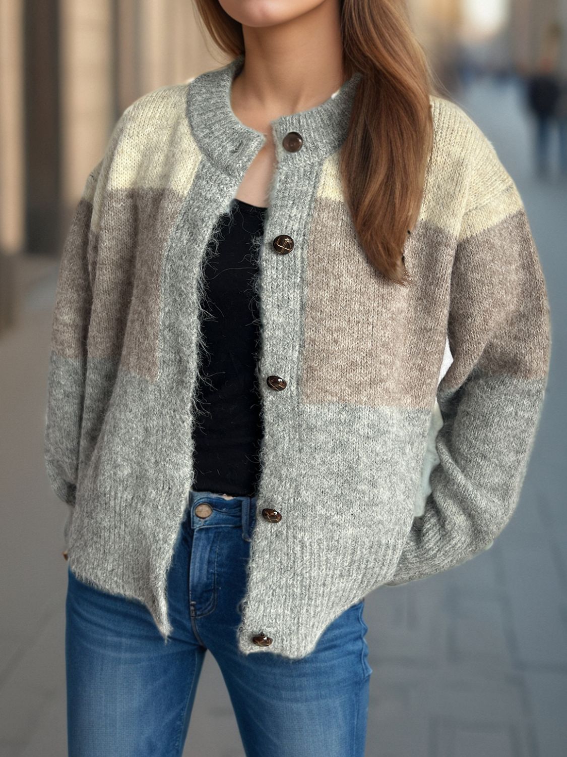 Strickjacke mit Rundhalsausschnitt und Knopfleiste in Farbblock-Optik