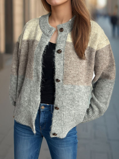 Strickjacke mit Rundhalsausschnitt und Knopfleiste in Farbblock-Optik