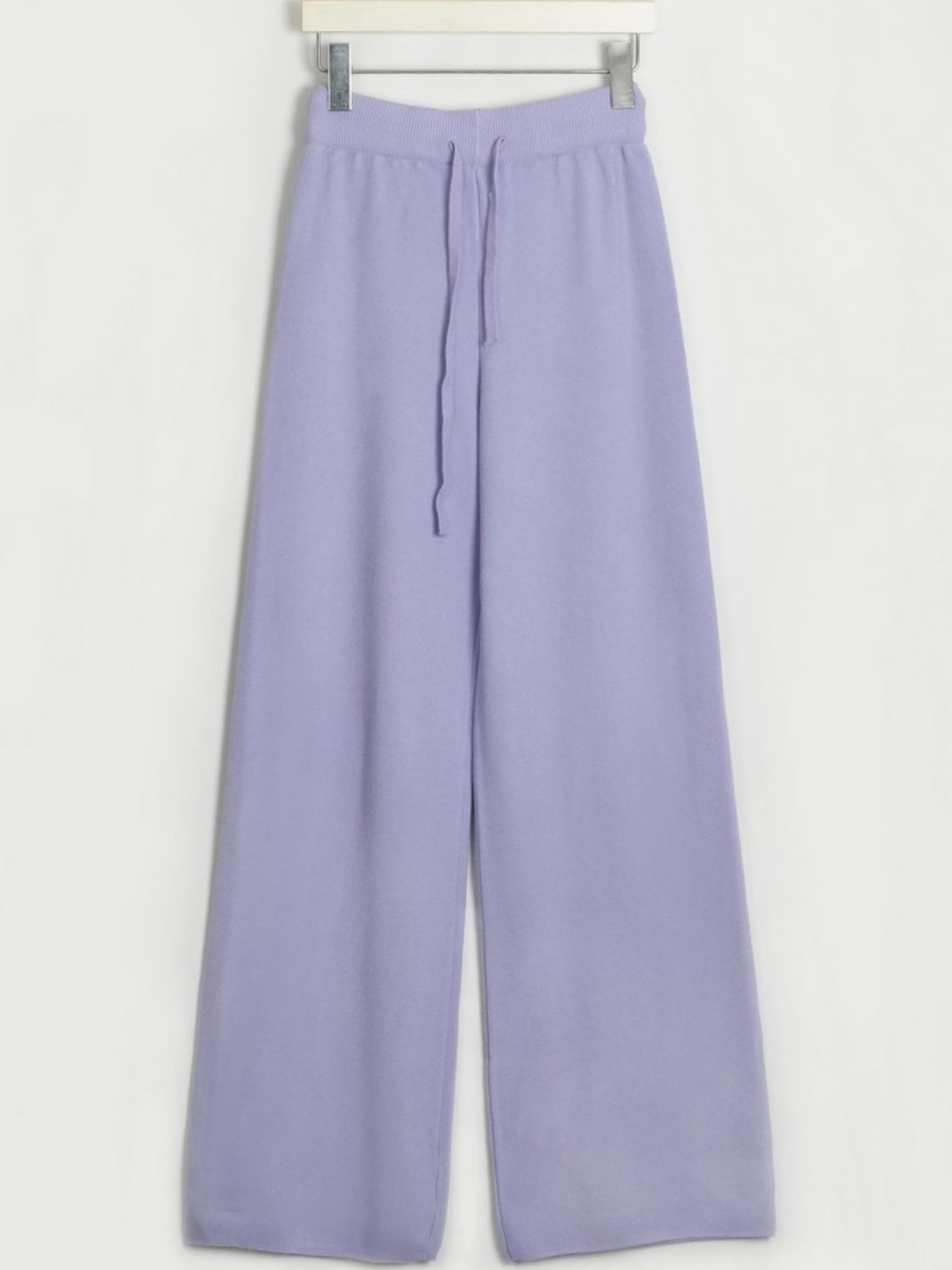 Set aus langärmligem Oberteil mit V-Ausschnitt und Hose mit Kordelzug