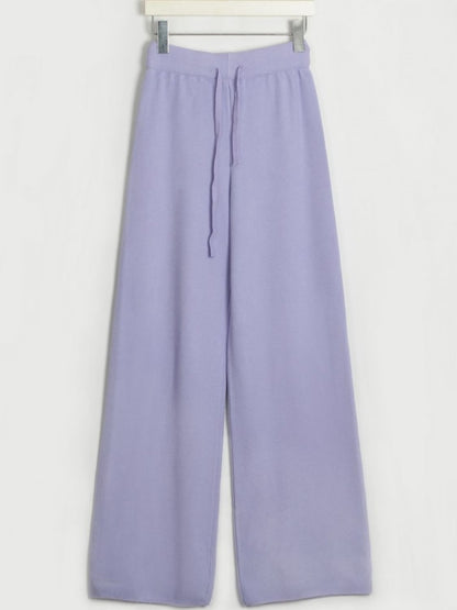 Set aus langärmligem Oberteil mit V-Ausschnitt und Hose mit Kordelzug